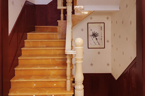 泸西中式别墅室内汉白玉石楼梯的定制安装装饰效果